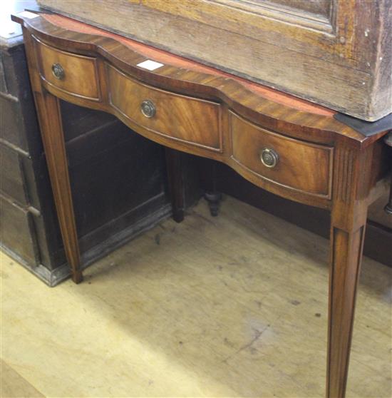 Serpentine mahogany writing table(-)